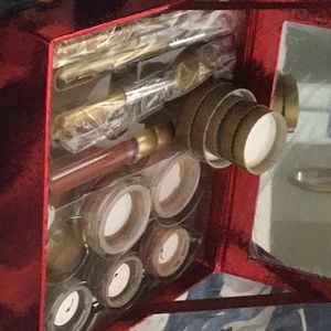 Bare minerals cosmetic set